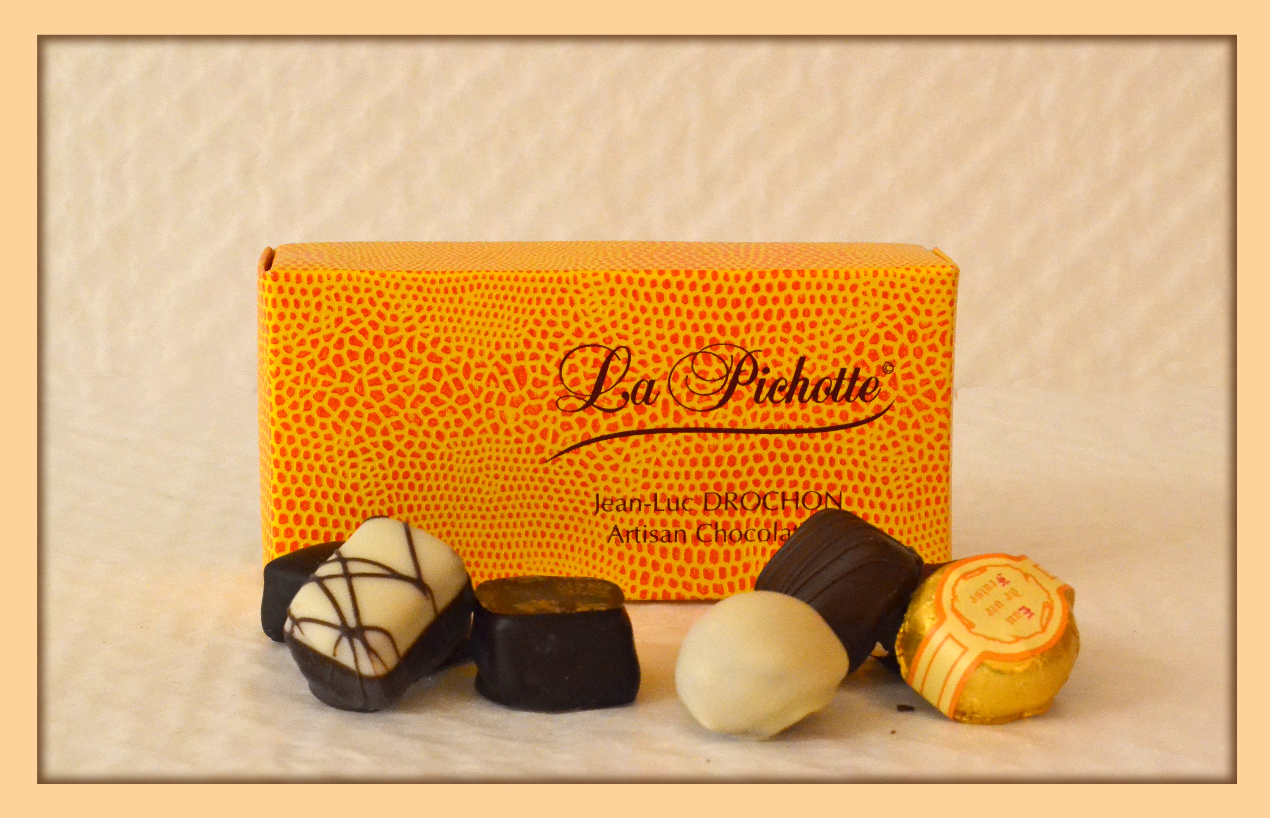 https://www.chocolaterie-la-pichotte.fr/images/Image/Assortiment-de-22-bonbons-de-chocolat-noir-et-lait-BALLO.jpg